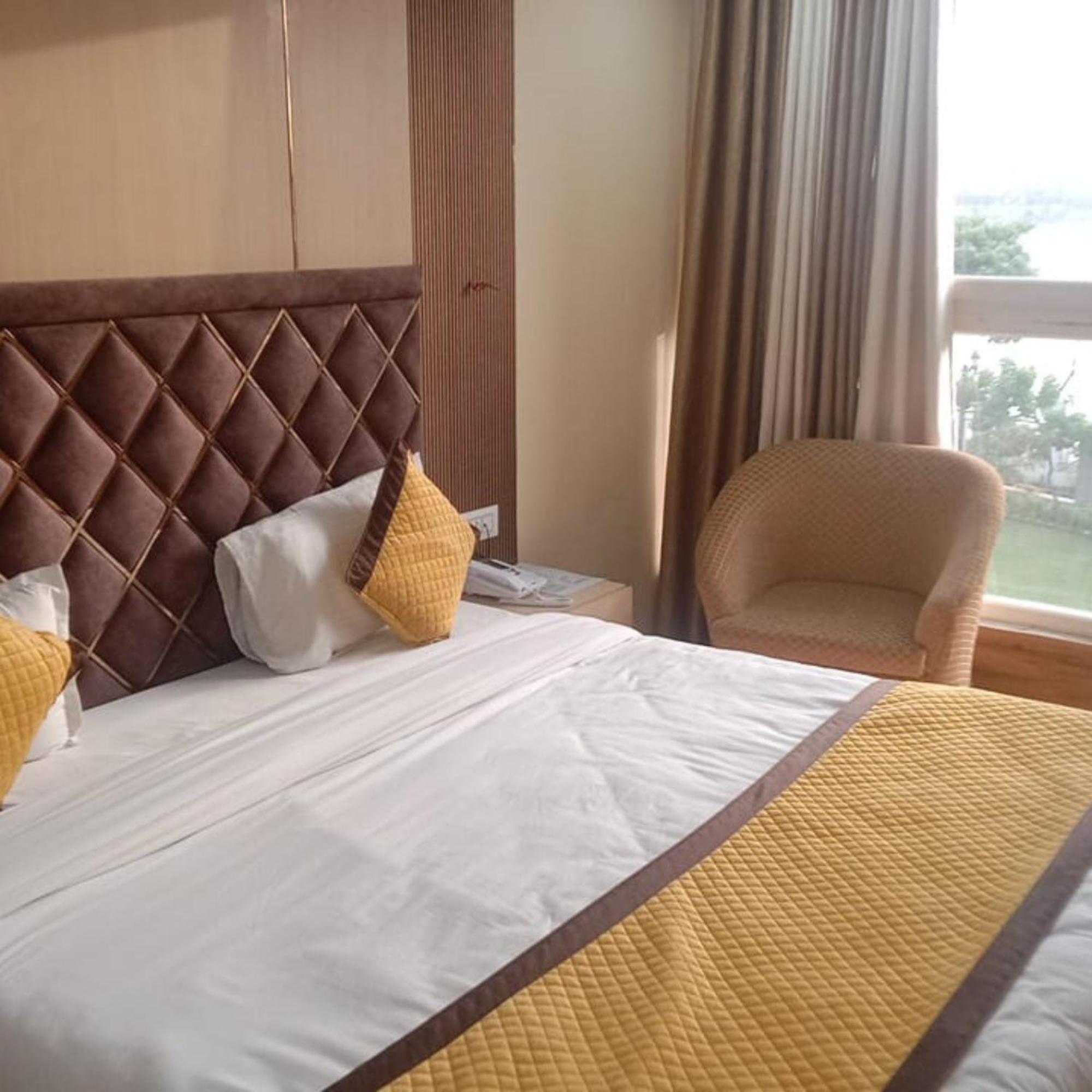 Hotel Lake View Grand Lucknow Exteriör bild