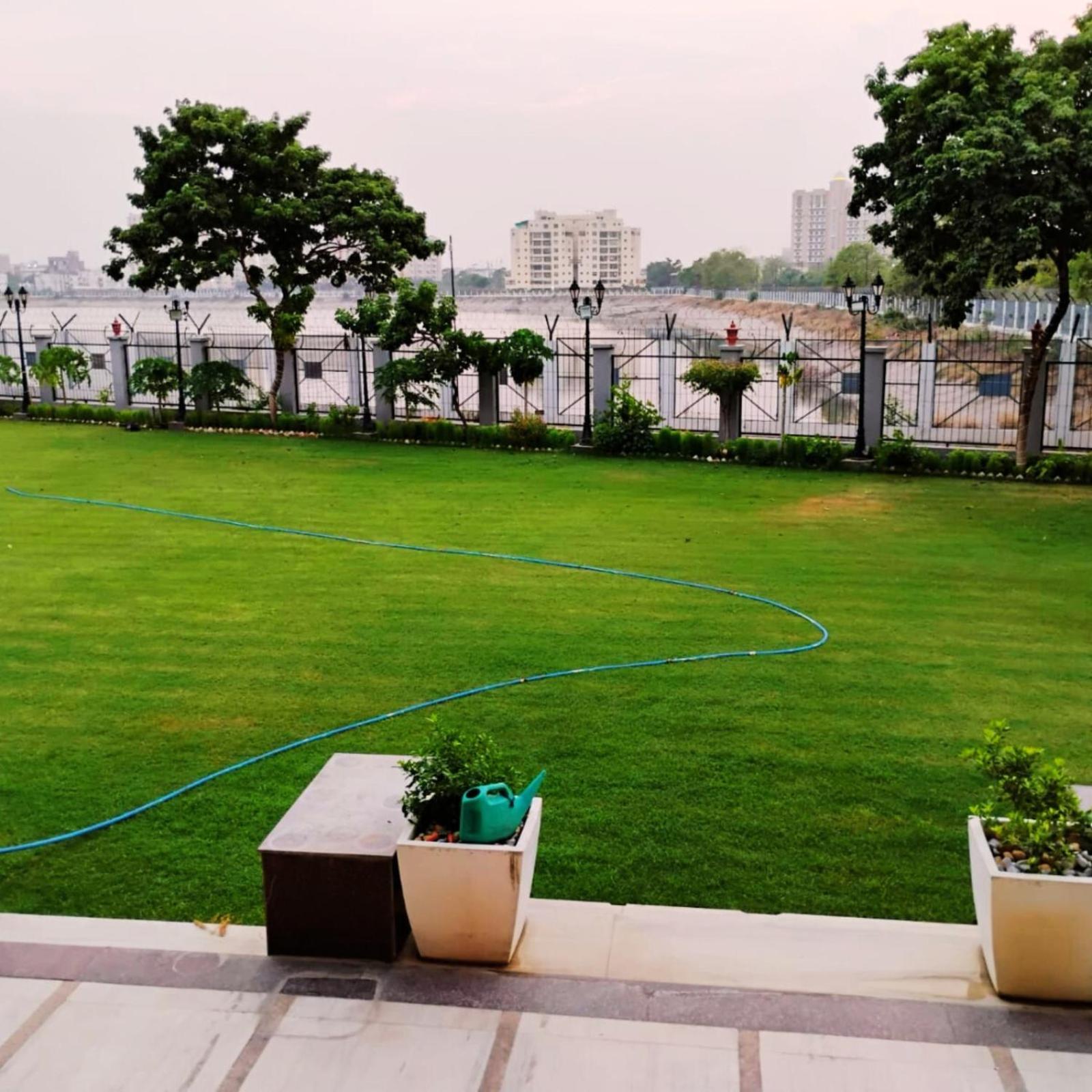Hotel Lake View Grand Lucknow Exteriör bild