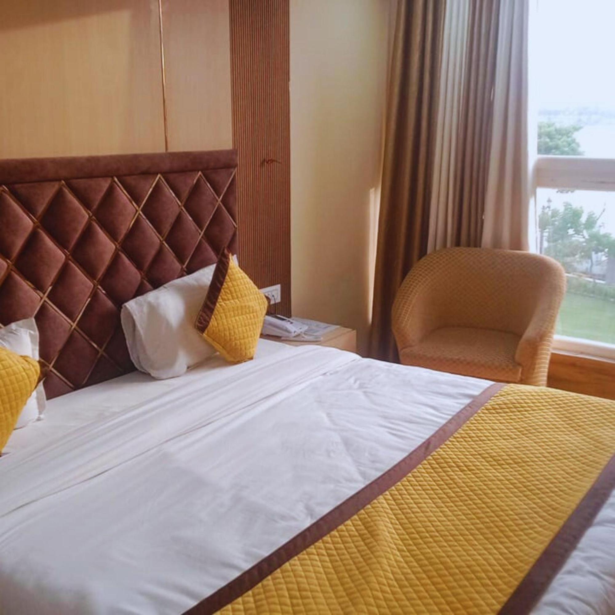 Hotel Lake View Grand Lucknow Exteriör bild