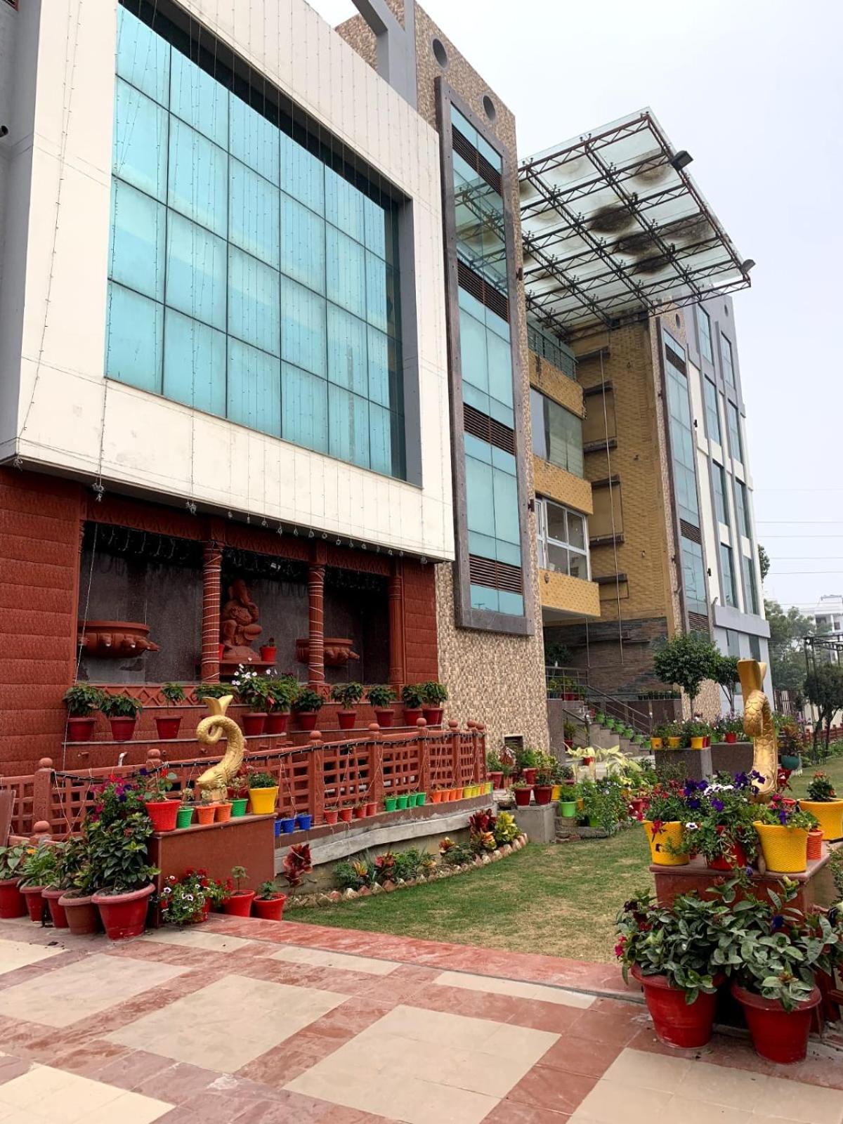 Hotel Lake View Grand Lucknow Exteriör bild