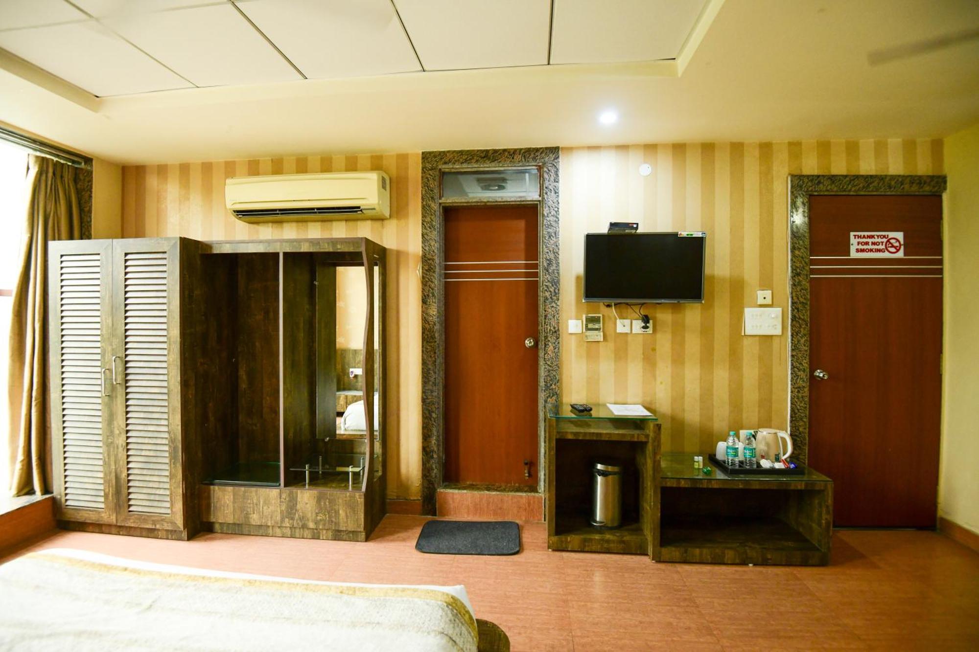 Hotel Lake View Grand Lucknow Exteriör bild